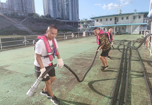 忠縣分公司游輪岸電搭接、船舶生活污水排岸創(chuàng)歷史新高2.jpg